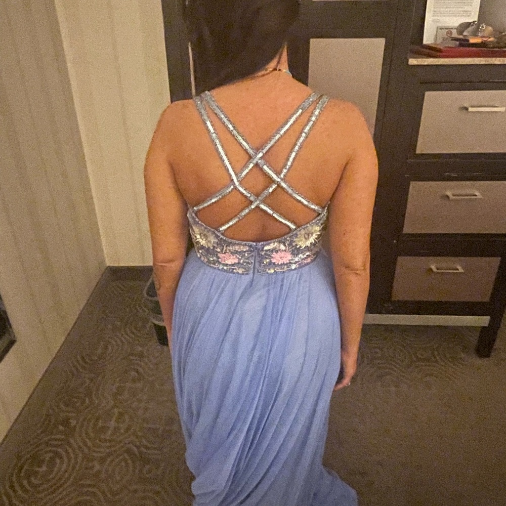 Sherri hill ball gown size 6. Beautifully ball gown paid 550.00 for it.